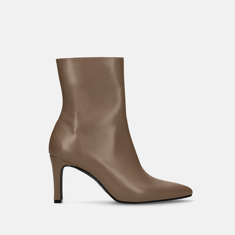 2025AW：ポインテッドトゥ ショートブーツ（m81006）ダークグレージュ/mamian（マミアン）