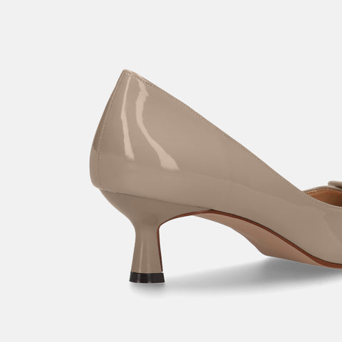 予約：2026SS：オーバルパーツ付き パンプス（m45022）グレージュE