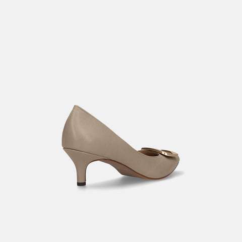 2025AW：ポインテッドトゥ バックル パンプス（m55224）グレージュ/mamian（マミアン）