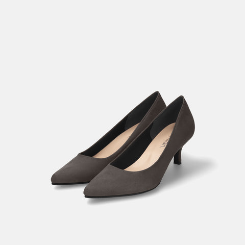 2025AW：ポインテッドトゥ スエードパンプス（m55225）チャコールS/mamian（マミアン）